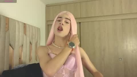 Snapshot of chloe_embeer69 chatting on April 15, 12:50 am Embeer online show from April 15, 12:50 am