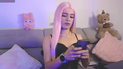 Snapshot of chloe_embeer69 chatting on April 18, 2:26 am Embeer online show from April 18, 2:26 am