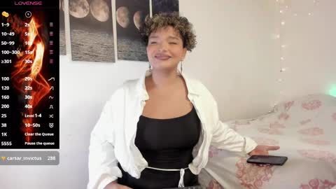 Snapshot of chloe_kisses chatting on June 2, 11:23 am chloe_kisses online show from June 2, 11:23 am