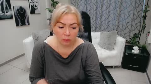 Snapshot of chloe_lo chatting on October 30, 5:42 am Chloe online show from October 30, 5:42 am