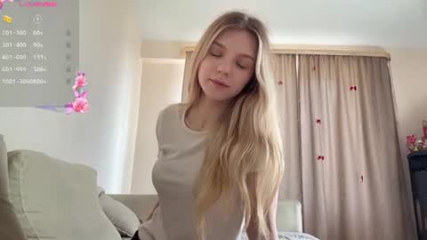 Snapshot of chloe_show chatting on July 6, 11:40 am hloe online show from July 6, 11:40 am