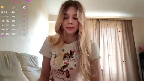 Snapshot of chloe_show chatting on August 2, 1:31 pm hloe online show from August 2, 1:31 pm