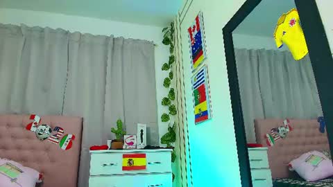 Snapshot of chloe_swarts chatting on June 25, 11:09 pm Lulu online show from June 25, 11:09 pm