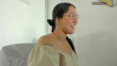 Snapshot of chloe_thomsoon chatting on May 7, 8:47 pm chloe_thomsoon online show from May 7, 8:47 pm