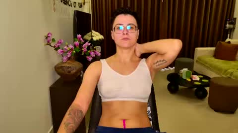 Snapshot of chloe_x_ chatting on July 2, 4:51 am Eva and Sandra online show from July 2, 4:51 am