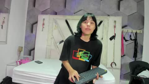 chloeandterra online show from June 1, 1:35 pm