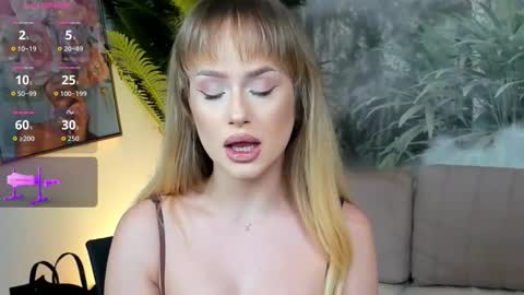 Snapshot of chloeebee chatting on November 17, 8:58 pm Chloee online show from November 17, 8:58 pm