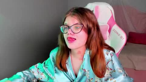 ChloeHalses online show from March 21, 5:05 pm