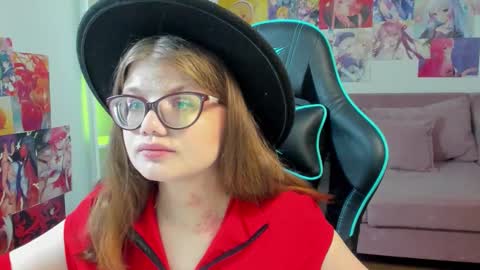 ChloeHalses online show from March 22, 4:10 pm