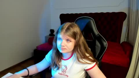 Snapshot of chloehalses chatting on June 8, 1:28 am ChloeHalses online show from June 8, 1:28 am