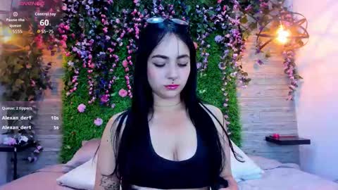 Snapshot of chloeharper1 chatting on December 19, 7:04 am Chloe online show from December 19, 7:04 am