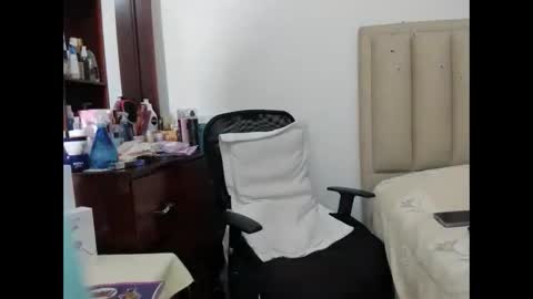 Snapshot of chloemiller__ chatting on January 2, 8:17 am chloemiller online show from January 2, 8:17 am