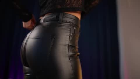 chloemin_ online show from November 12, 7:09 am