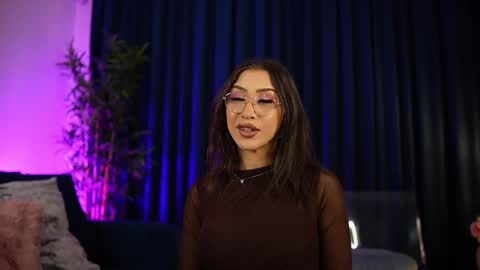 chloemin_ online show from November 20, 5:29 am