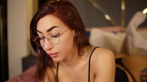 chloemin_ online show from March 11, 8:42 am