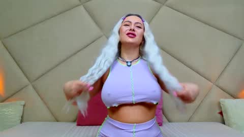 Chloe Vee online show from February 14, 6:10 am