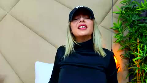 Snapshot of chloevee chatting on June 12, 5:17 am Chloe Vee online show from June 12, 5:17 am