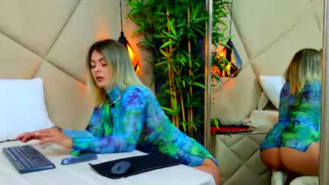Snapshot of chloevee chatting on June 23, 5:16 am Chloe Vee online show from June 23, 5:16 am