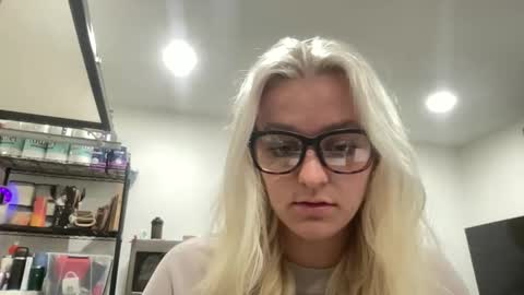 Snapshot of chloexbabe chatting on January 8, 8:27 am Chloe Babe online show from January 8, 8:27 am