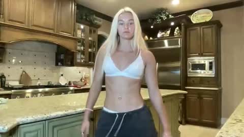 Snapshot of chloexbabe chatting on April 18, 6:17 am Chloe Babe online show from April 18, 6:17 am