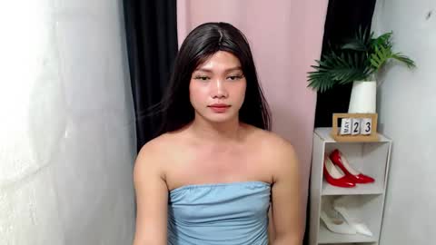 Snapshot of chloiedelight14 chatting on May 23, 2:32 pm chloiedelight14 online show from May 23, 2:32 pm