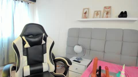 chlooe_zoe online show from March 25, 7:53 pm