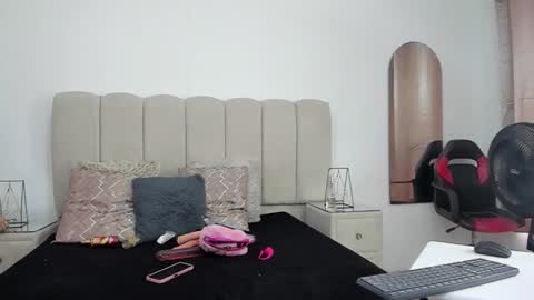 Snapshot of choeandbritany chatting on October 12, 7:35 pm ChoeANDbritany online show from October 12, 7:35 pm