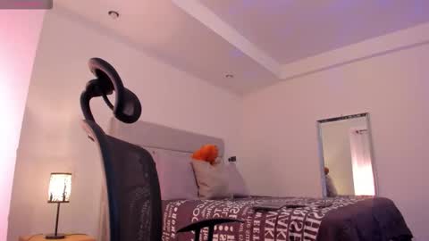 chrismorgan24 online show from December 17, 11:00 pm