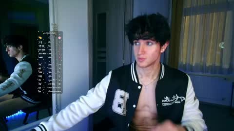 Snapshot of christianlevine_ chatting on May 5, 8:28 pm UPVOTE ME ------ ILL DO SOMETHING FOR FREE online show from May 5, 8:28 pm