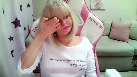 Snapshot of christirose chatting on November 18, 6:40 am Christi online show from November 18, 6:40 am