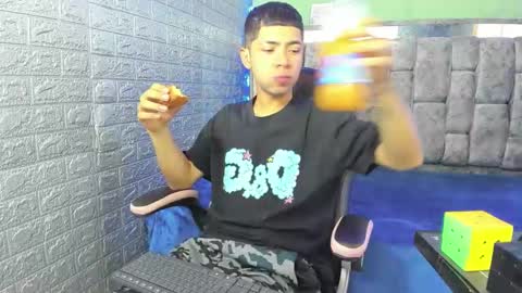 Christoper Giraldo online show from March 12, 1:39 pm