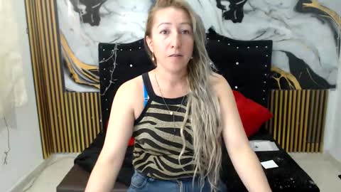 Snapshot of chrysta_12 chatting on October 1, 1:50 pm chrystal hotty online show from October 1, 1:50 pm