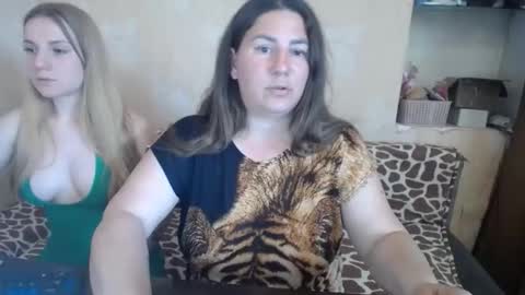 Snapshot of chrystalbella chatting on May 7, 8:09 am Diana online show from May 7, 8:09 am