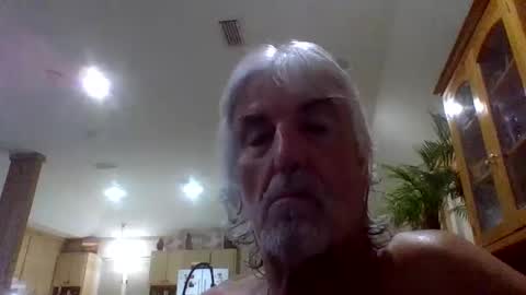 Snapshot of chuck354139 chatting on October 20, 1:39 am chuck354139 online show from October 20, 1:39 am