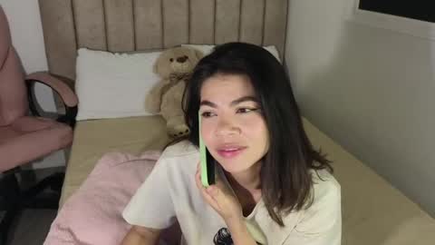 Snapshot of cielo_18d chatting on May 15, 4:52 am Mia online show from May 15, 4:52 am