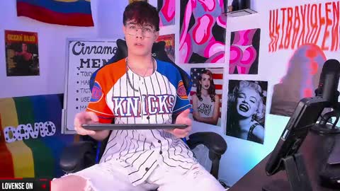 Snapshot of cinnamon_boyxxx chatting on December 23, 5:17 am David     Independent Model online show from December 23, 5:17 am