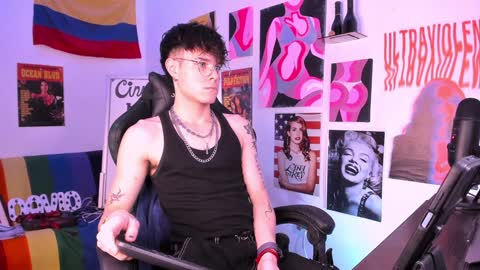 Snapshot of cinnamon_boyxxx chatting on February 4, 4:59 am David     Independent Model online show from February 4, 4:59 am