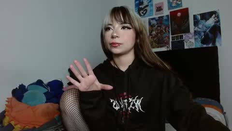 Snapshot of cinnamongirlgm0 chatting on March 4, 9:32 pm Ivy online show from March 4, 9:32 pm