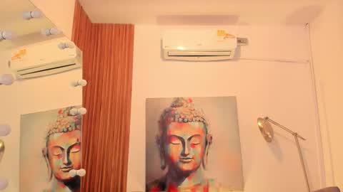 Snapshot of cinnia_ chatting on December 3, 10:24 am Cintia online show from December 3, 10:24 am