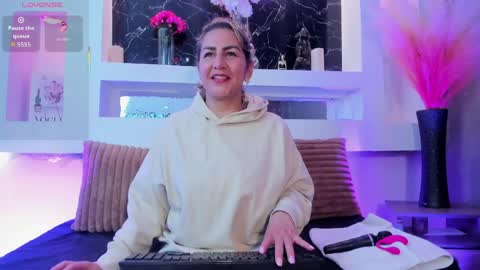 Snapshot of cinthya_mjs chatting on April 9, 12:21 pm Cinthya online show from April 9, 12:21 pm