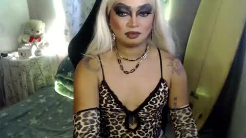 Snapshot of cj_parker69 chatting on May 13, 12:30 am QUEEN CESS online show from May 13, 12:30 am