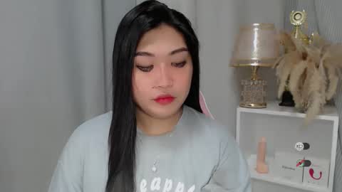 Snapshot of claire_wntr chatting on May 17, 4:43 am CLAIRE online show from May 17, 4:43 am