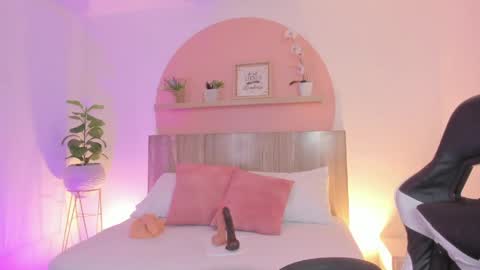 Snapshot of clara_lu chatting on May 10, 3:33 am C L A R A online show from May 10, 3:33 am