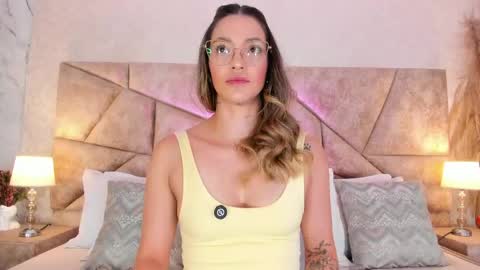 Snapshot of claradelmar_ chatting on June 7, 9:24 am Clara del mar online show from June 7, 9:24 am