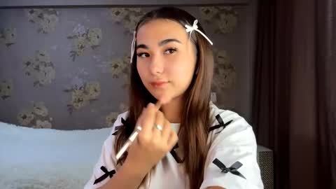 Snapshot of claribelatienza chatting on October 6, 8:34 am Yuna online show from October 6, 8:34 am