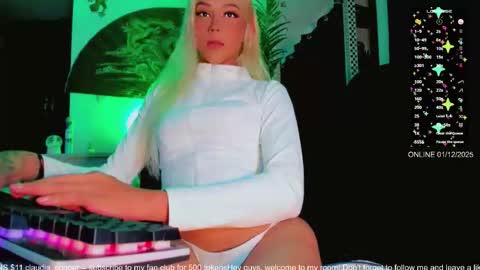 Snapshot of claudia_cooper chatting on December 2, 3:12 am online show from December 2, 3:12 am