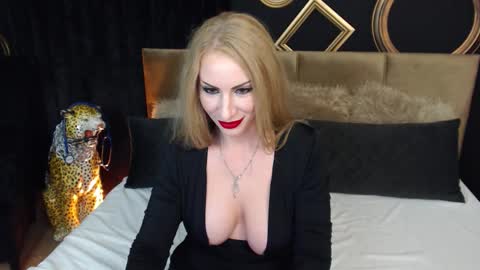 Snapshot of cleo_frost chatting on November 3, 10:10 pm Cleo online show from November 3, 10:10 pm
