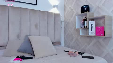 clhoe_johnson_ online show from November 20, 12:05 pm