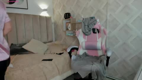 clhoe_johnson_ online show from May 1, 12:32 pm