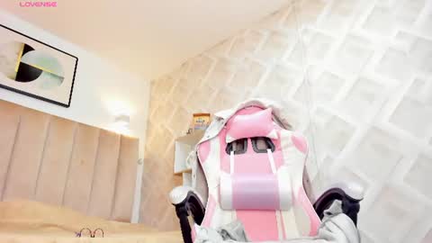 Snapshot of clhoe_johnson_ chatting on July 1, 9:00 am clhoe_johnson_ online show from July 1, 9:00 am